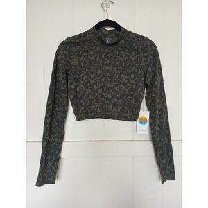 NWT Vuori Dune Crop Top Long Sleeve Oregano Spots Olive Green Athletic Yoga New